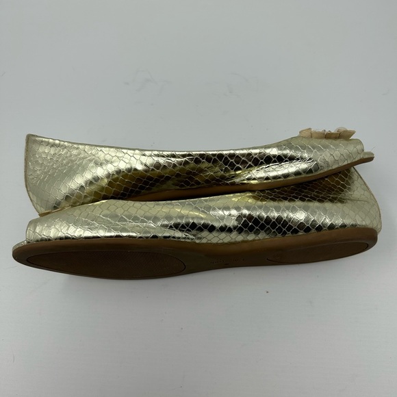 Kate Spade Sz 10 Metallic Gold Snakeskin Peep Toe Pearl Accent Flat Sandal Shoe - Picture 7 of 11